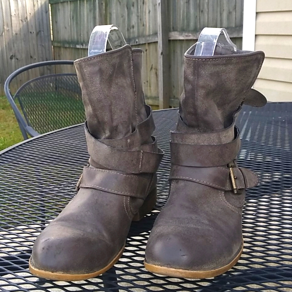 Weathered brown distressed ankle boot‎